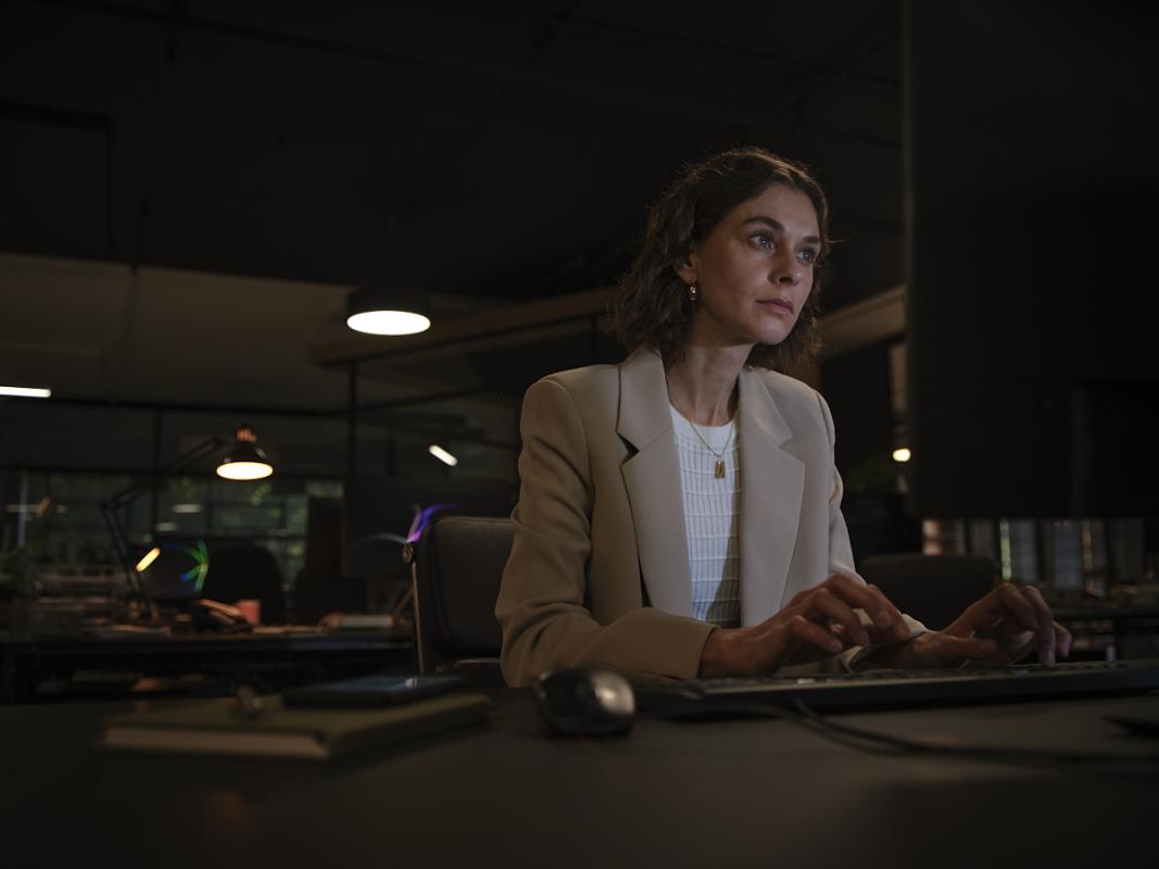 Eine Frau vor einem Bildschirm