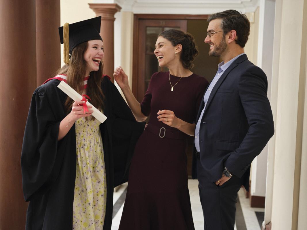 Ehepaar lachend mit Teenager